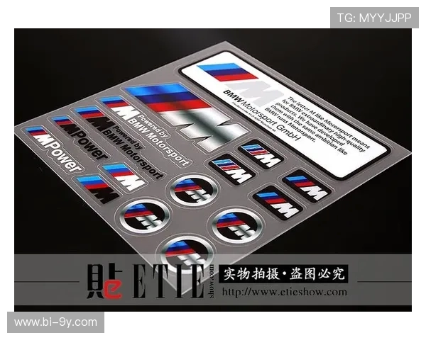 贴纸装饰车身，足球主题创意点亮汽车个性风格